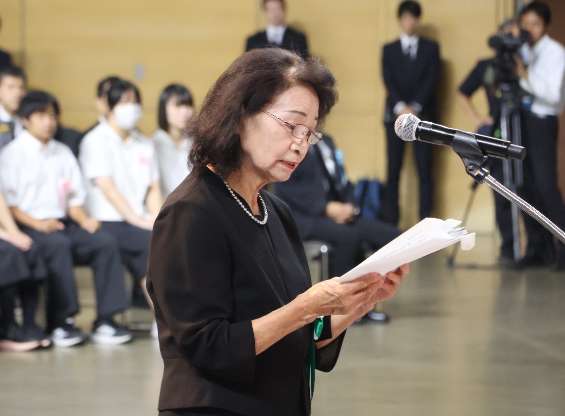 追悼の言葉を述べる遺族代表の首藤美枝子さん＝３１日、別府市