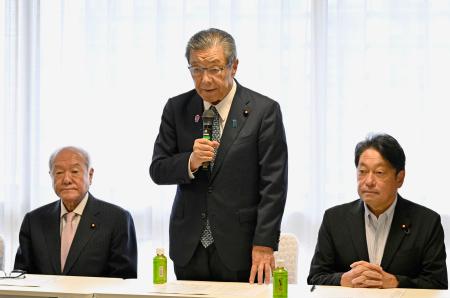 自民党の参院選総括委員会の初会合であいさつする森山幹事長（中央）＝３１日午前、東京・永田町の党本部