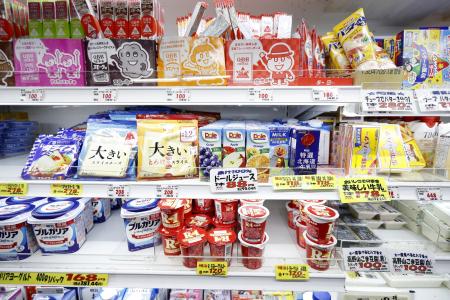 売り場に並ぶチーズ、乳製品など＝２０２２年、東京都練馬区のスーパー「アキダイ」