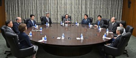 金融政策決定会合に臨む日銀の植田総裁（中央）ら＝３１日午前、日銀本店（代表撮影）
