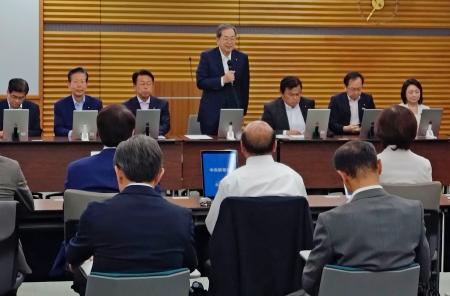 公明党の中央幹事会であいさつする斉藤代表（中央）＝３１日午前、東京都新宿区の党本部