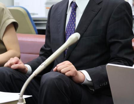 札幌地裁に提訴し、記者会見する教員だった男性＝３１日午前、札幌市