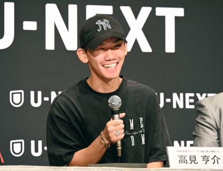ＷＢＡライトフライ級で新王者となり、記者会見で笑顔を見せる高見亨介＝３１日、東京都内