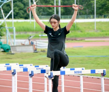 練習を公開した陸上女子１００メートル障害の田中佑美＝茨城県つくば市