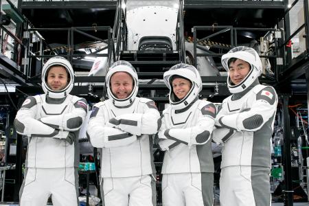 国際宇宙ステーションに向かう油井亀美也さん（右端）ら４人の飛行士＝７月３日、米フロリダ州（スペースＸ提供）