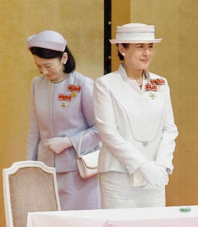 第５０回フローレンス・ナイチンゲール記章の授与式に出席された皇后さまと秋篠宮妃紀子さま＝３１日午後、東京都港区