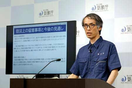 津波についての今後の見通しを説明する気象庁の担当者＝３１日午前、気象庁