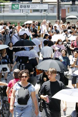 観光客らで混雑する東京・原宿の竹下通り＝６月