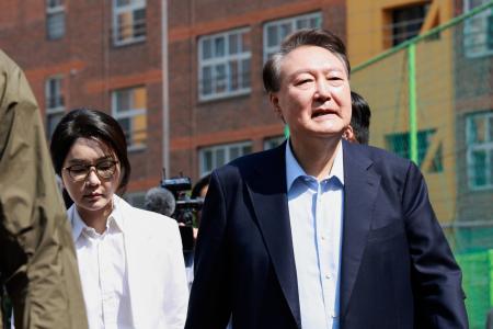 韓国の尹錫悦前大統領（右）と妻の金建希氏＝６月３日、ソウル（ＡＰ＝共同）