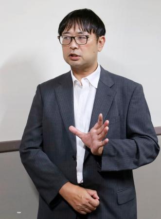 会合を終え、記者団の取材に応じる外部有識者で弁護士の所寿弥氏＝３１日午後、名古屋市役所