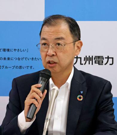 記者会見する九州電力の西山勝社長＝３１日午後、福岡市