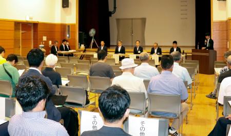 千葉県君津市が開いた代替バス運行計画案の住民説明会＝３１日午後、君津市