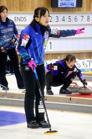 今季初戦の北海道銀行戦で指示を出すロコ・ソラーレの藤沢＝北海道稚内市