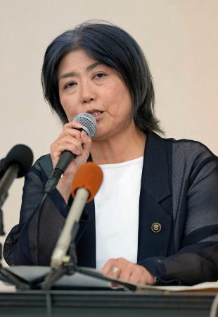 記者会見する静岡県伊東市の田久保真紀市長＝３１日夜、伊東市