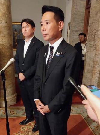 記者団の取材に応じる日本維新の会の前原共同代表＝３１日午後、国会