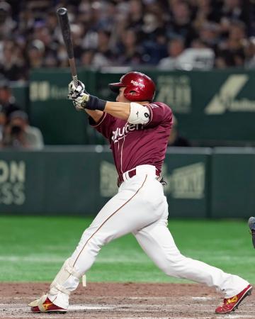 ９回楽天１死三塁、村林が勝ち越しの右犠飛を放つ＝東京ドーム