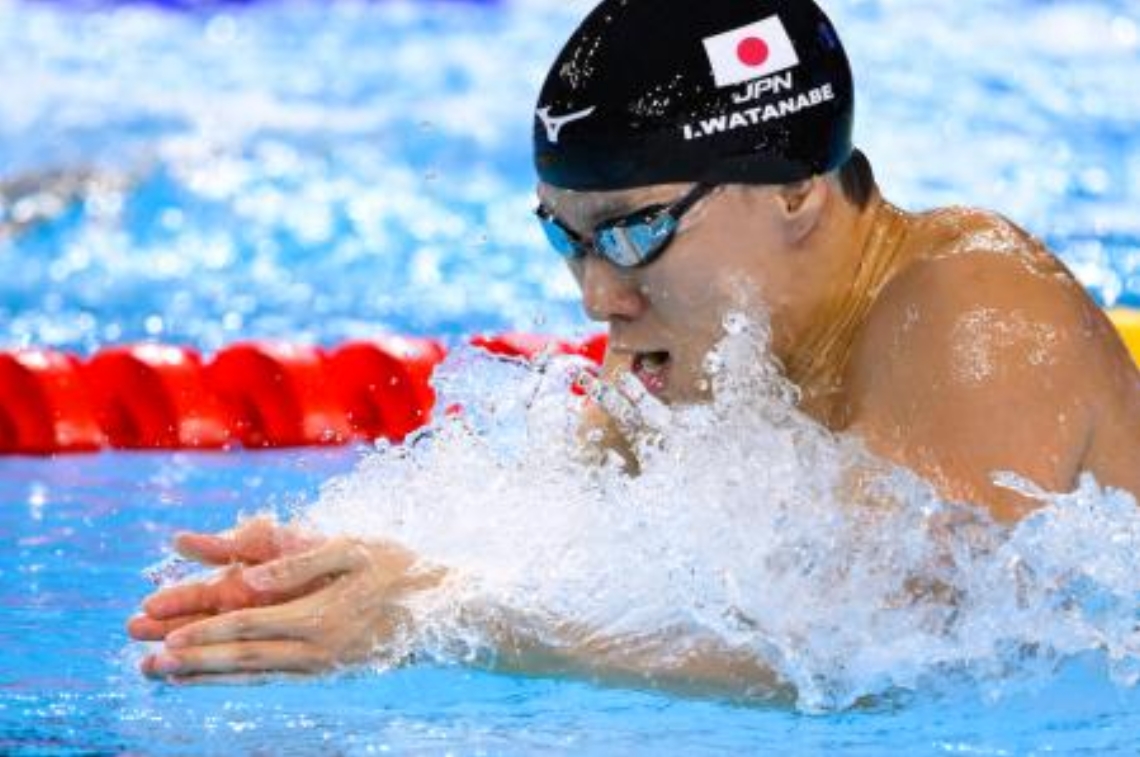 男子２００メートル平泳ぎ決勝で力泳する渡辺一平。銀メダルを獲得した＝シンガポール（共同）