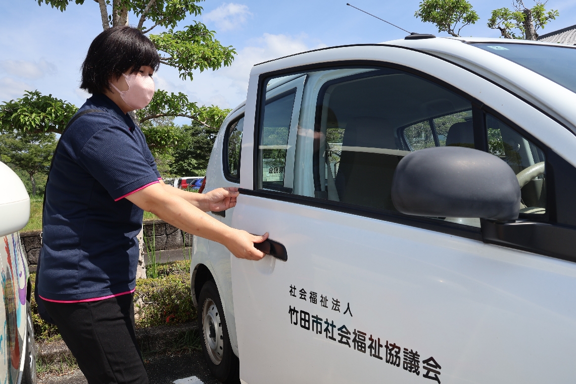 訪問介護サービスの提供のため車に乗り込む竹田市社会福祉協議会職員＝竹田市会々