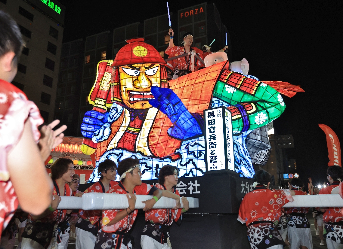 威勢良く山車を回す担ぎ手たち＝１日夜、大分市の昭和通り交差点