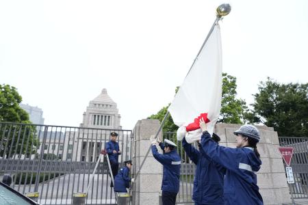 国会議事堂＝１日午前７時