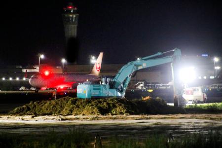 中部国際空港で行われている代替滑走路の工事＝１日未明、愛知県常滑市