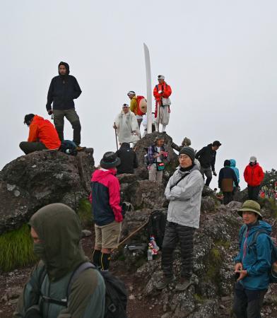 解禁された男体山夜間登山に参加し、山頂で日の出を待つ登山者たち。この日、御来光は拝めなかった＝１日午前４時４５分ごろ、栃木県日光市
