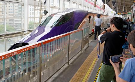 ＪＲ福島駅で切り離され山形方面に向かう、約１カ月半ぶりに正常なダイヤでの運行に戻った山形新幹線＝１日午前