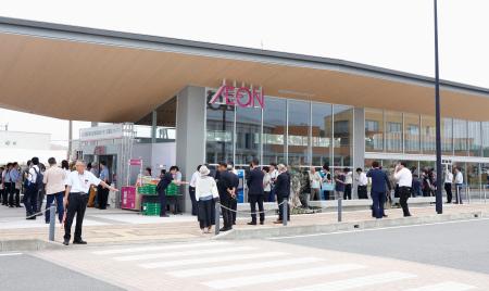 福島県双葉町にオープンしたスーパー「イオン双葉店」＝１日午前
