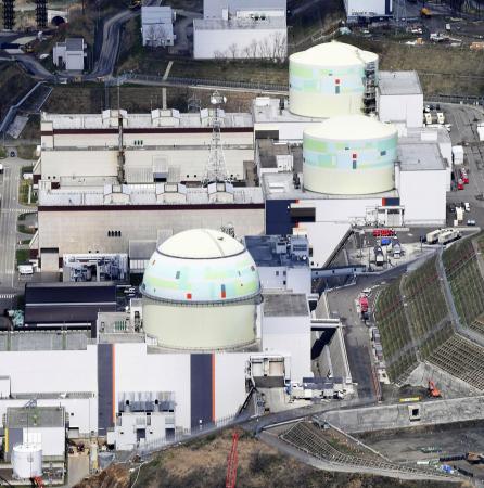 北海道電力泊原発３号機。右上は１号機（奥）と２号機＝北海道泊村