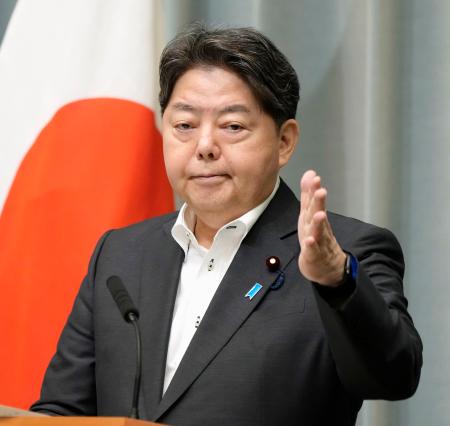 記者会見する林官房長官＝１日午前、首相官邸