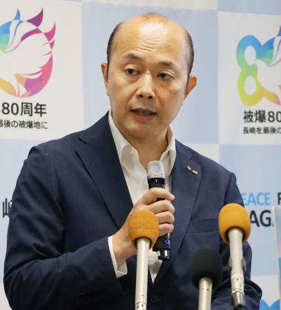 平和宣言の骨子を発表する長崎市の鈴木史朗市長＝１日午前、長崎市役所