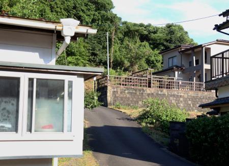 ダム・ズイ・カン容疑者の住んでいた寮（手前左）と椋本舞子さん宅（奥）＝７月３１日、佐賀県伊万里市