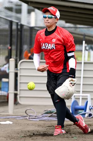 投球練習するソフトボール女子日本代表の上野由岐子＝１日、群馬県高崎市