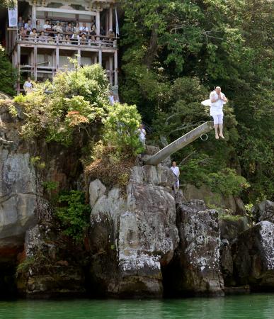 「伊崎の棹飛び」で琵琶湖に飛び込む僧侶＝１日午後、滋賀県近江八幡市