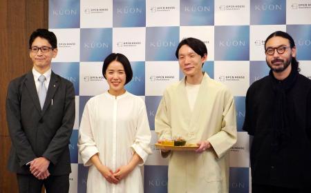 オープンハウスグループのホテル「ＫＵＯＮ」で提供する和菓子をＰＲする関係者＝１日午後、東京都中央区