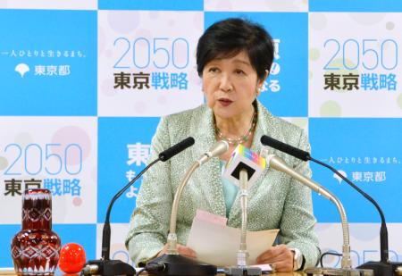 記者会見で朝鮮人らへの追悼文を送らない意向を明らかにした東京都の小池百合子知事＝１日午後、東京都庁