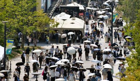 大勢の来場者でにぎわう大阪・関西万博の会場＝１日午後、大阪市此花区の夢洲