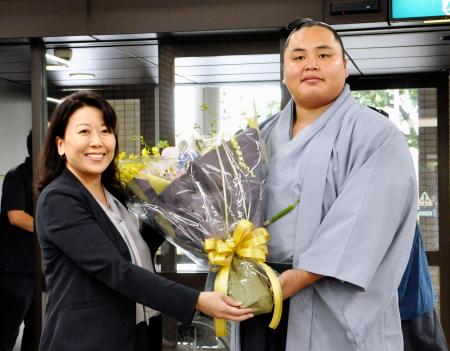 大相撲名古屋場所で初優勝し、出身地の千葉県柏市で太田和美市長（左）に優勝報告した琴勝峰＝１日、柏市役所