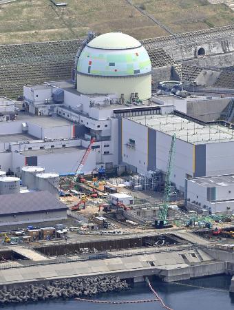 北海道泊村の北海道電力泊原発３号機＝４月