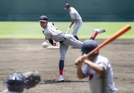 甲子園で調整する京都国際・西村