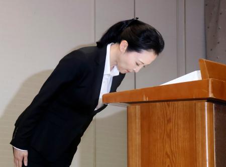 前川彰司さんの再審無罪確定を受けた記者会見で、頭を下げる福井県警の増田美希子本部長＝１日午後、福井県警本部