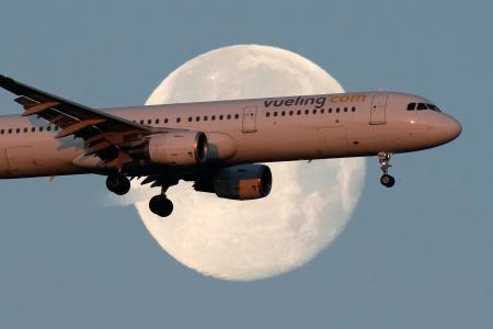 航空会社ブエリングの旅客機＝２０２３年２月（ＡＰ＝共同）