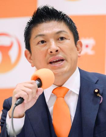 記者会見する参政党の神谷代表＝１日午後、国会