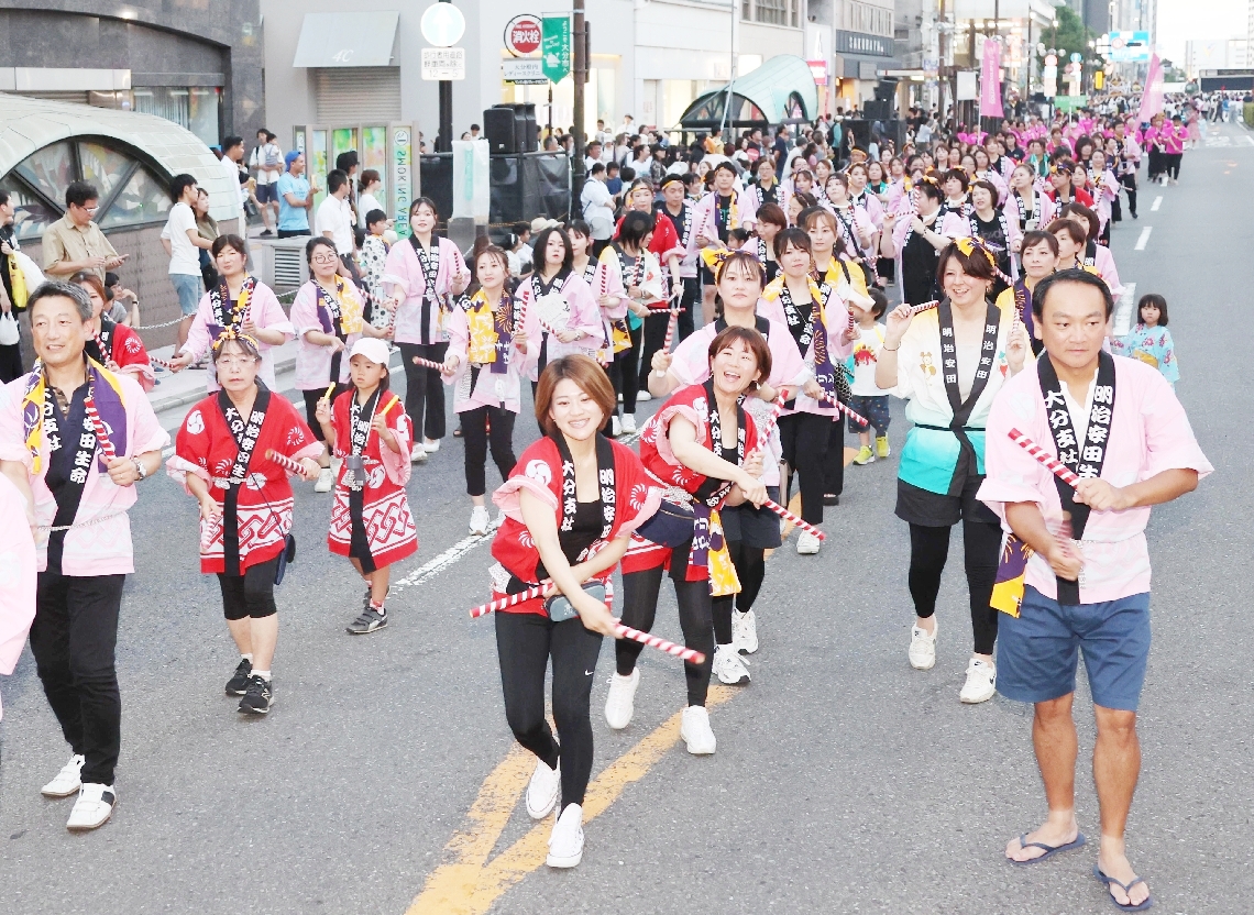 軽快にチキリンばやしを踊る参加者＝２日、大分市