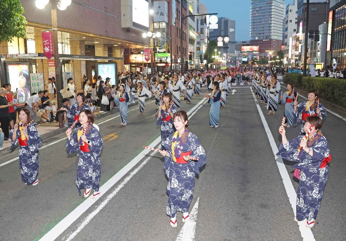 軽快にチキリンばやしを踊る参加者