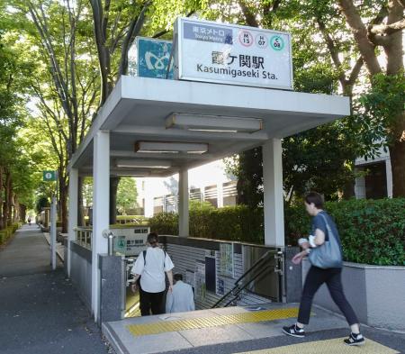 冷房が故障している東京メトロ霞ケ関駅の出入り口＝７月２９日、東京都千代田区