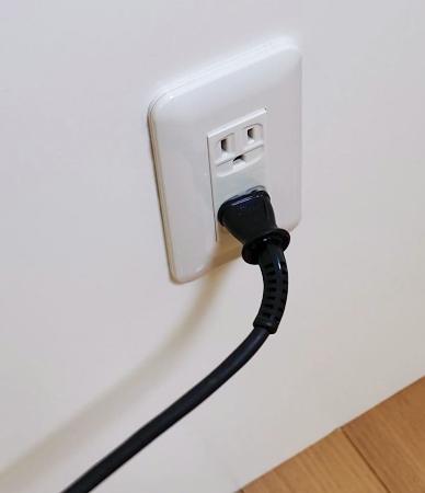 断線して発熱する可能性のあるコードの不適切な使い方（ＮＩＴＥ提供）