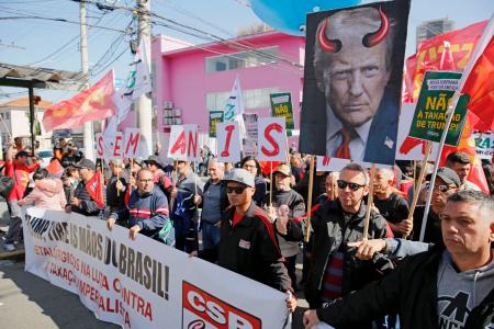 １日、ブラジル・サンパウロの米領事館前で、米国の関税強化に抗議する人たち（共同）