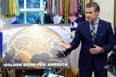 ホワイトハウスで次世代ミサイル防衛構想「ゴールデンドーム」について語るヘグセス米国防長官＝５月、ワシントン（ロイター＝共同）