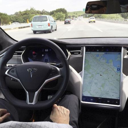 自動運転モードのテスラ「モデルＳ」の車内＝２０１６年、米サンフランシスコ（ロイター＝共同）